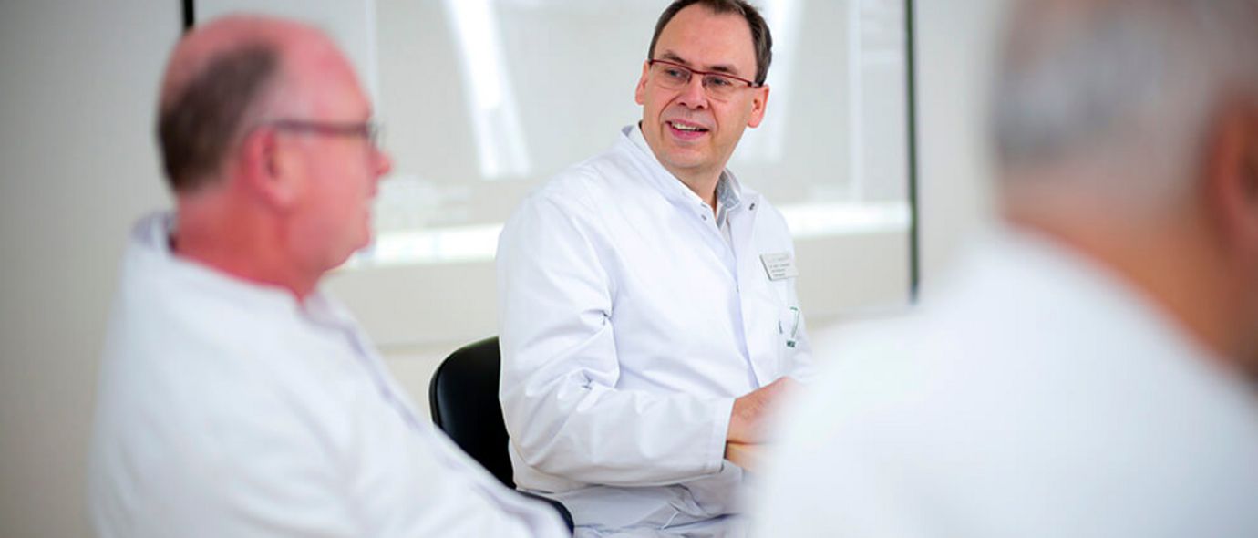 Ärzte besprechen sich in einer Konferenz