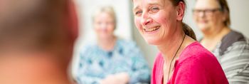 Therapeutin hört in der Gruppentherapie zu