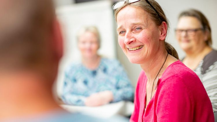Therapeutin hört in der Gruppentherapie zu