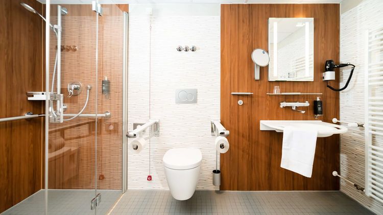 Dusche und Bad im Wahlleistungszimmer