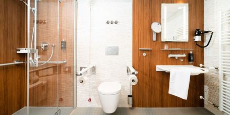 Dusche und Bad im Wahlleistungszimmer