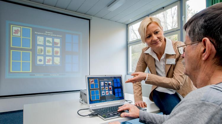Patient trainiert sein Gedächtnis mit Übungen am Computer