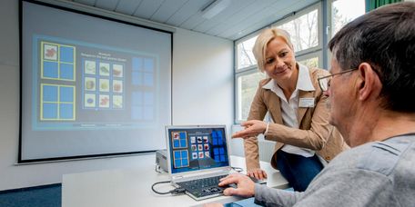 Patient trainiert sein Gedächtnis mit Übungen am Computer