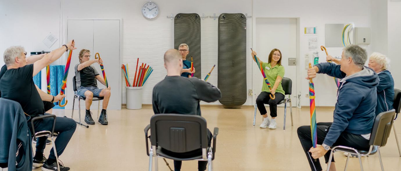 Patienten machen in der Gruppe physiotherapeutische Übungen