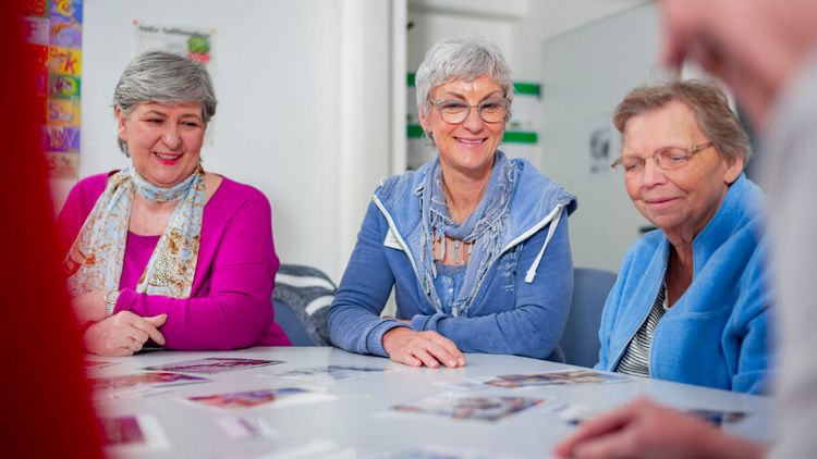 Ältere Patientinnen legen Worte in der Logopädie
