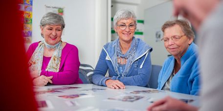 Ältere Patientinnen legen Worte in der Logopädie