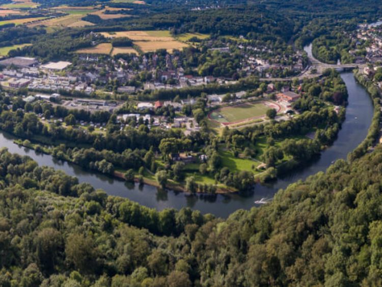 Luftaufnahme der Ruhr bei Essen