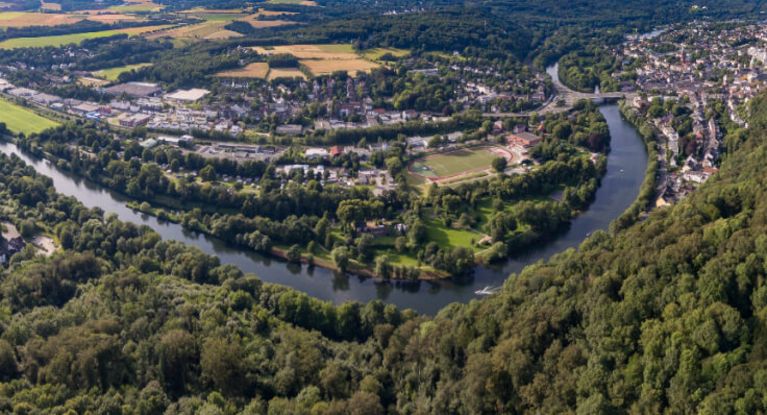 Luftaufnahme der Ruhr bei Essen