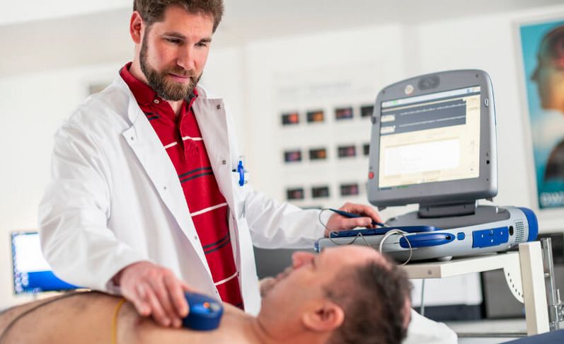 Arzt untersucht Herz eines Patienten