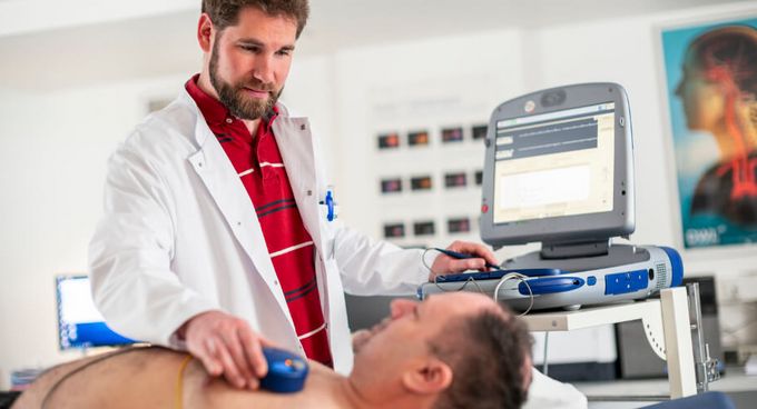 Arzt untersucht Herz eines Patienten