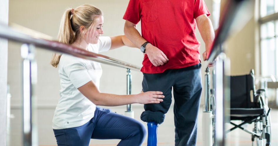 Versorgung von Patienten mit Prothesen  Beinamputierter Patient lernt wieder zu gehen