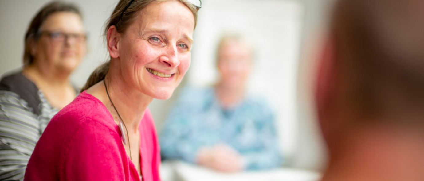 Therpaeutin spricht mit Patienten in der Gruppentherapie