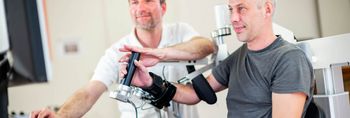 Patient trainert seinen Arm im Armlabor
