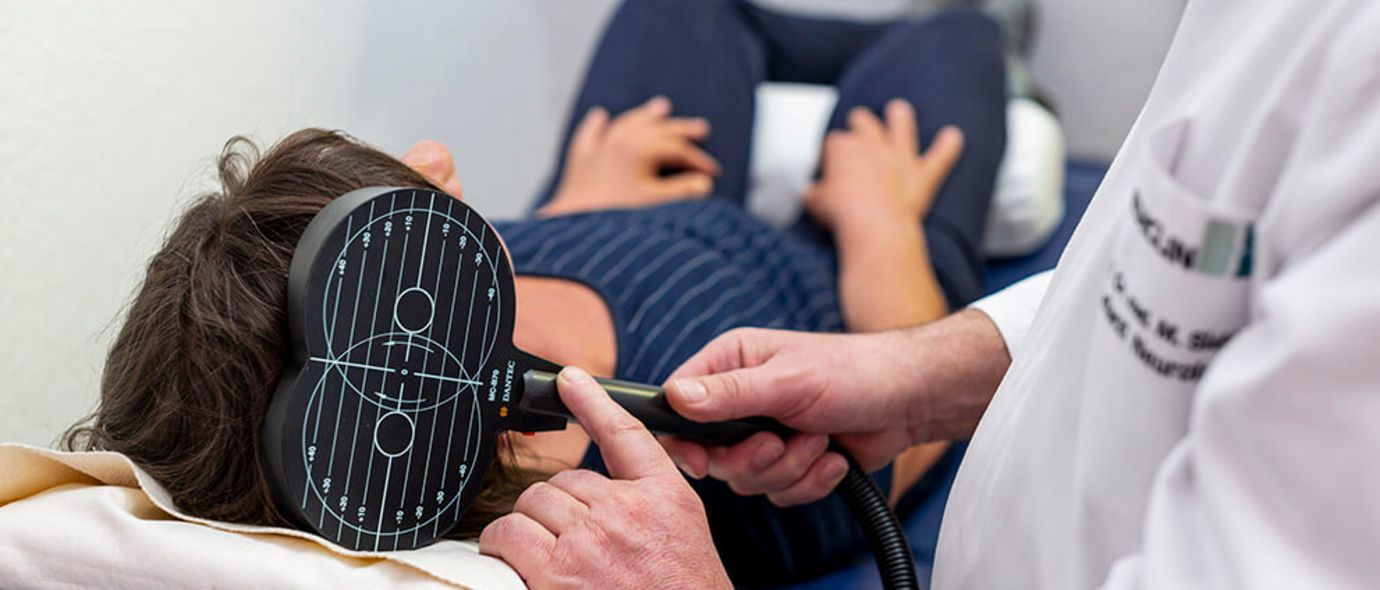 Arzt misst Hirnströme einer Patientin
