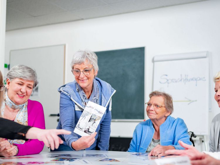 Patienten legen Worte in der Gruppentherapie Logopädie