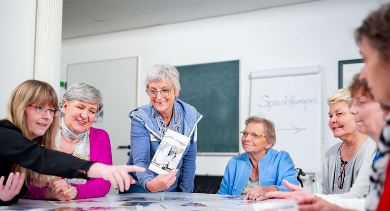 Patienten legen Worte in der Gruppentherapie Logopädie