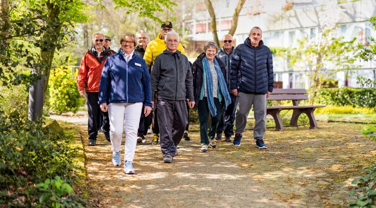 Patienten wandern in einer Gruppe durch den Wald