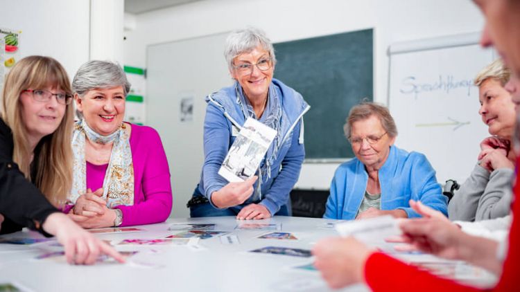 In der logopädischen Gruppentherapie verbinden Patienten Worte mit Bildern