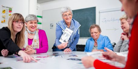 In der logopädischen Gruppentherapie verbinden Patienten Worte mit Bildern