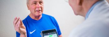 Arzt diagnostiziert Krankheiten bei einem Patienten