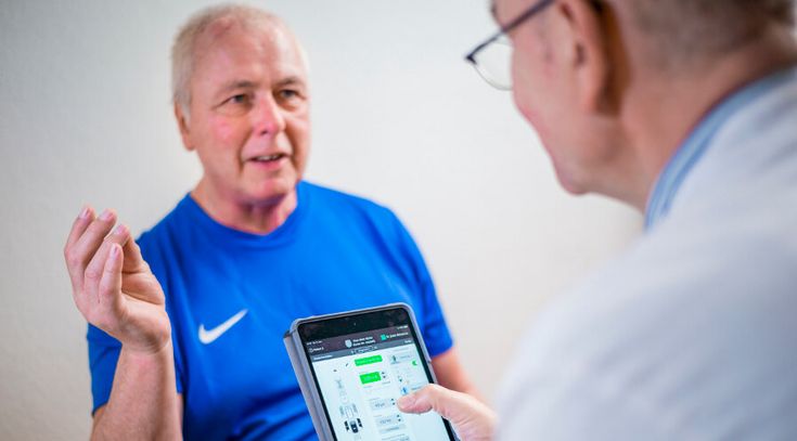 Arzt diagnostiziert Krankheiten bei einem Patienten