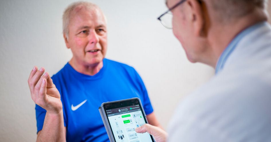 Arzt diagnostiziert Krankheiten bei einem Patienten