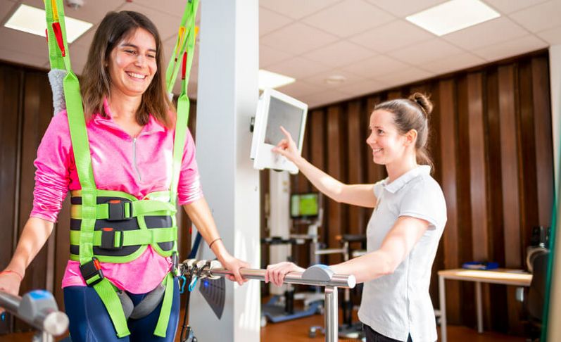 Patientin trainiert im Gangtrainer