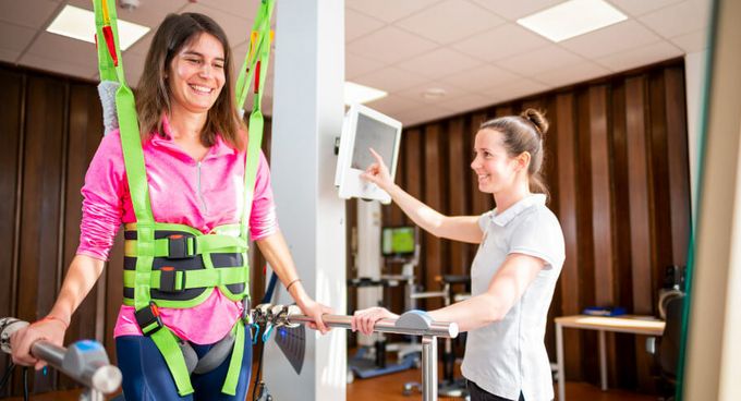 Patientin trainiert im Gangtrainer