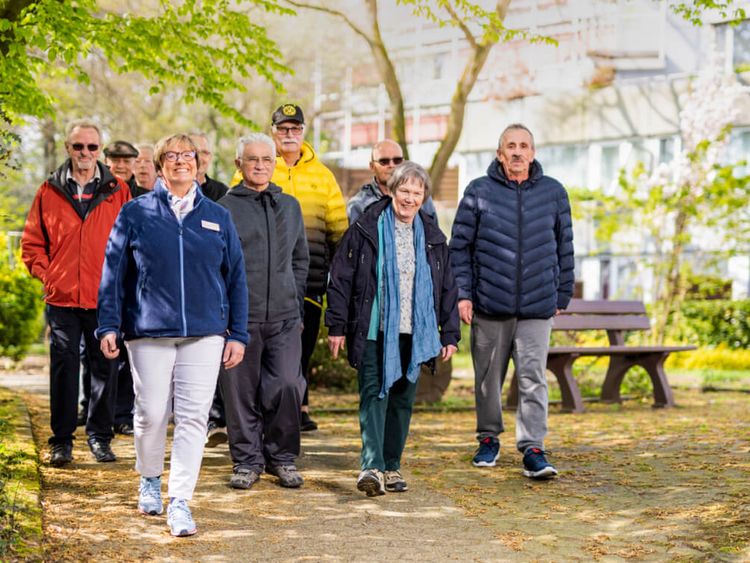 Menschen spazieren im Park