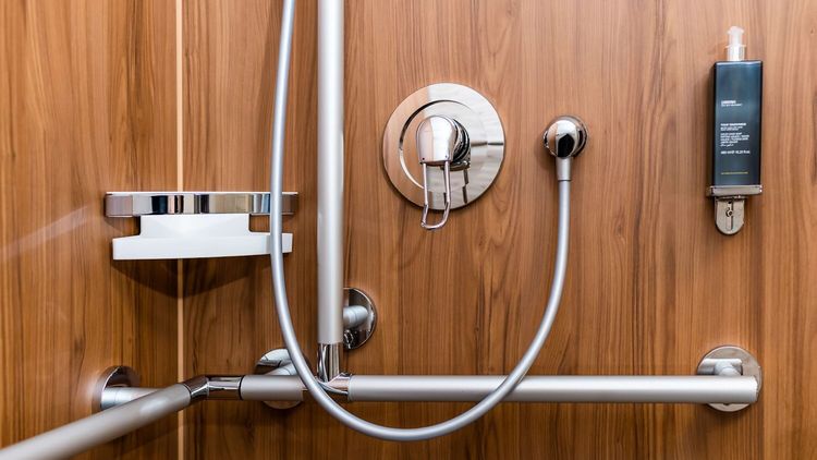 Dusche und Bad im Wahlleistungszimmer