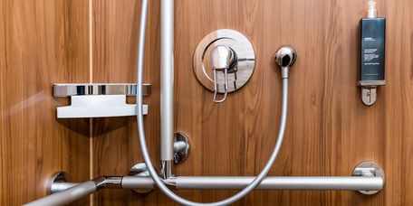 Dusche und Bad im Wahlleistungszimmer