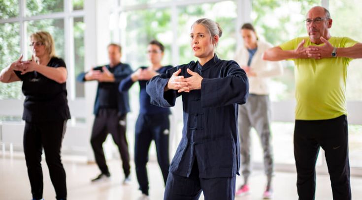 Patienten lernen Tai-Chi in der Bewegungstehrapie