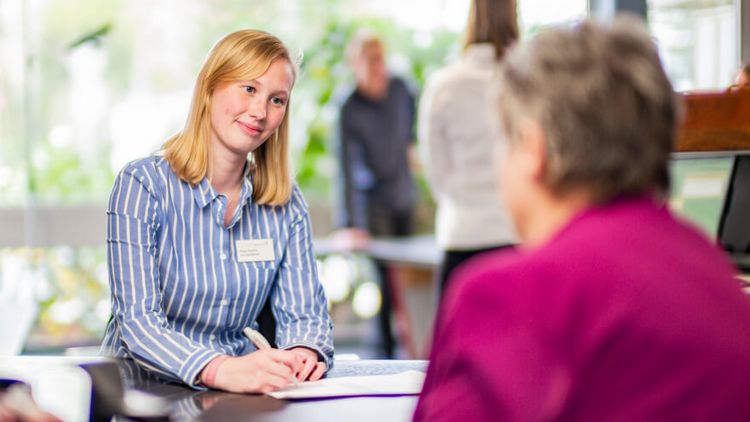 Sozialdienstmitarbeiterin berät Patientin