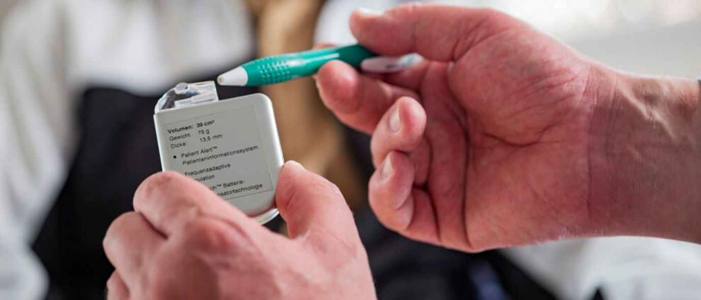 Arzt erklärt Patienten die Funktion des Herzschrittmachers