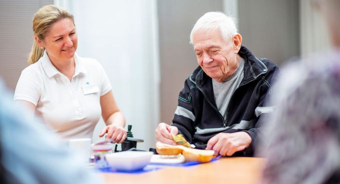 Patient trainert beim Brötchen Schmieren die Aktivitäten des täglichen Lebens