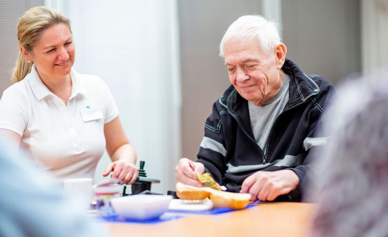 Patient trainert beim Brötchen Schmieren die Aktivitäten des täglichen Lebens