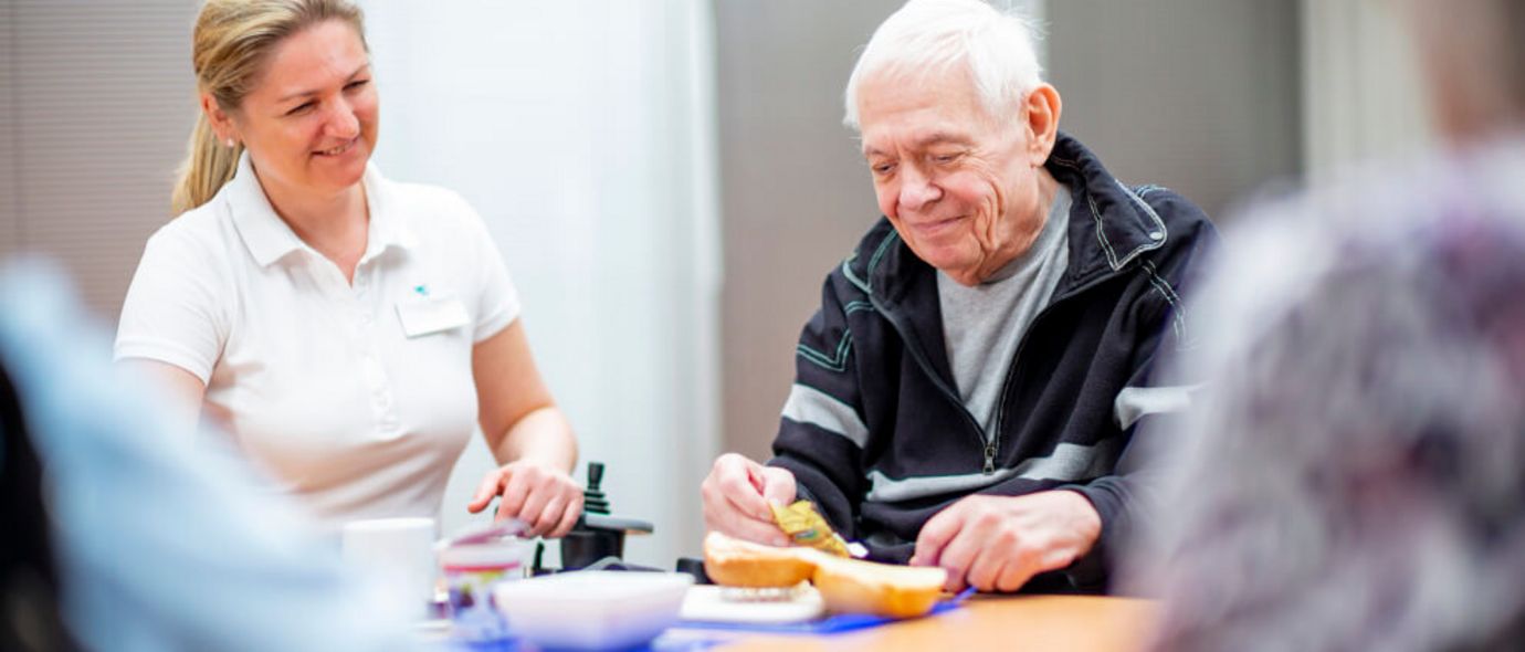 Patient trainert beim Brötchen Schmieren die Aktivitäten des täglichen Lebens
